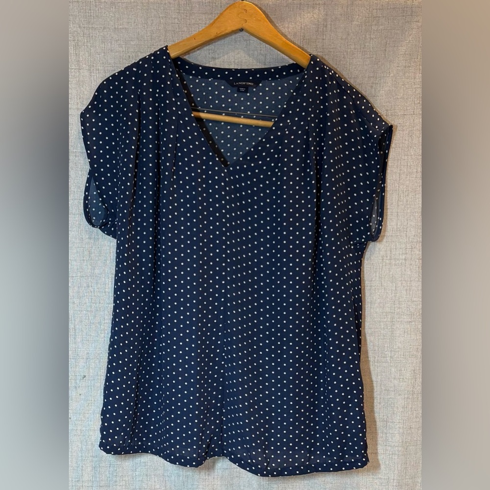 LANDS’ END v-neck navy blue & white polka dot short sleeve blouse. Size 10. EUC.